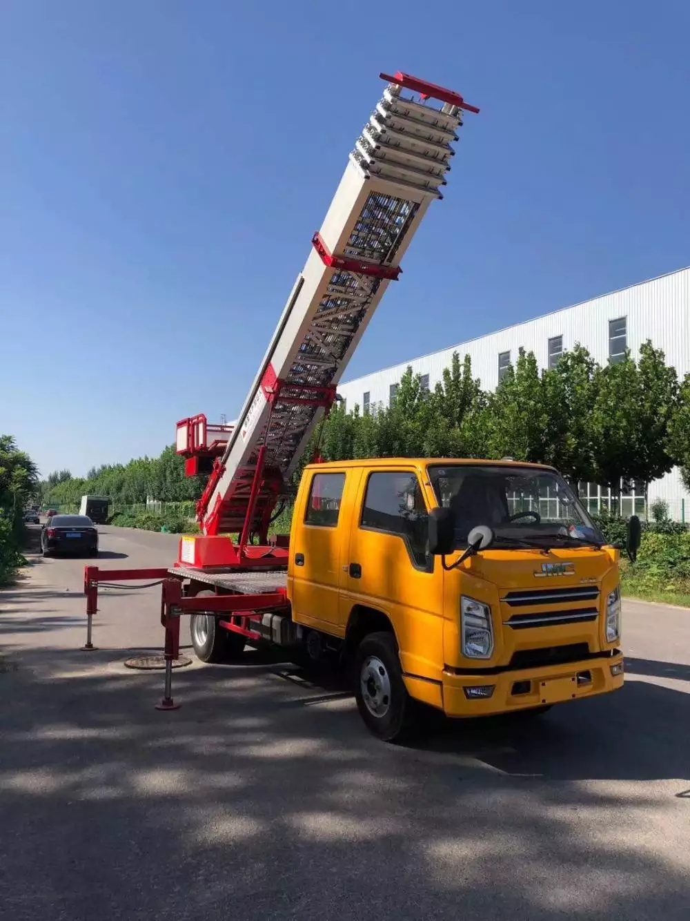 中站附近的云梯车出租服务：轻松解决高空作业需求