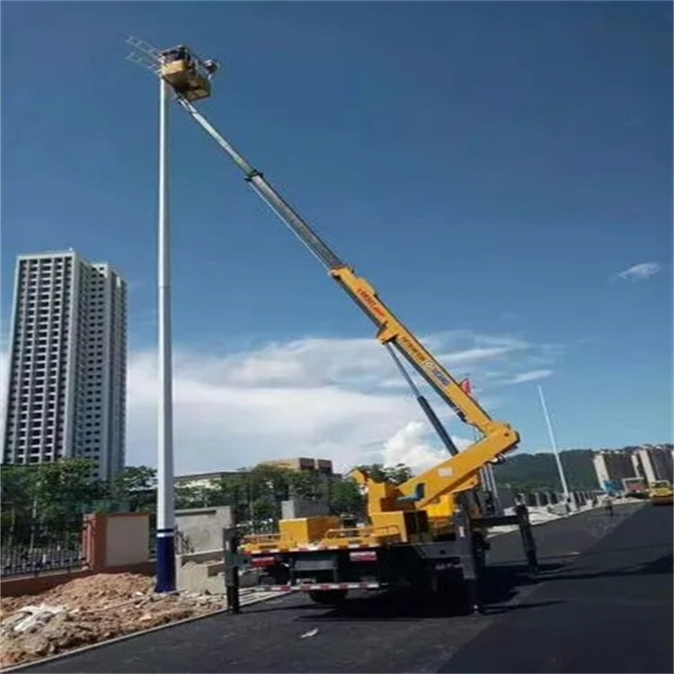 中站维修路灯的曲臂升降车出租