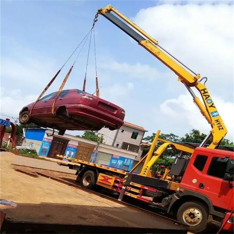 中站吊车吊汽车的正确方法